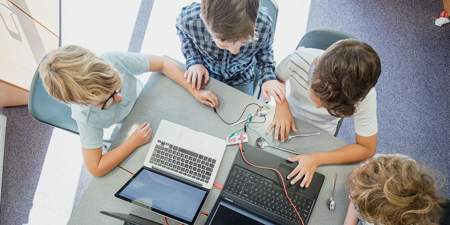 Kinder im Schulalter arbeiten gemeinsam am Computer.