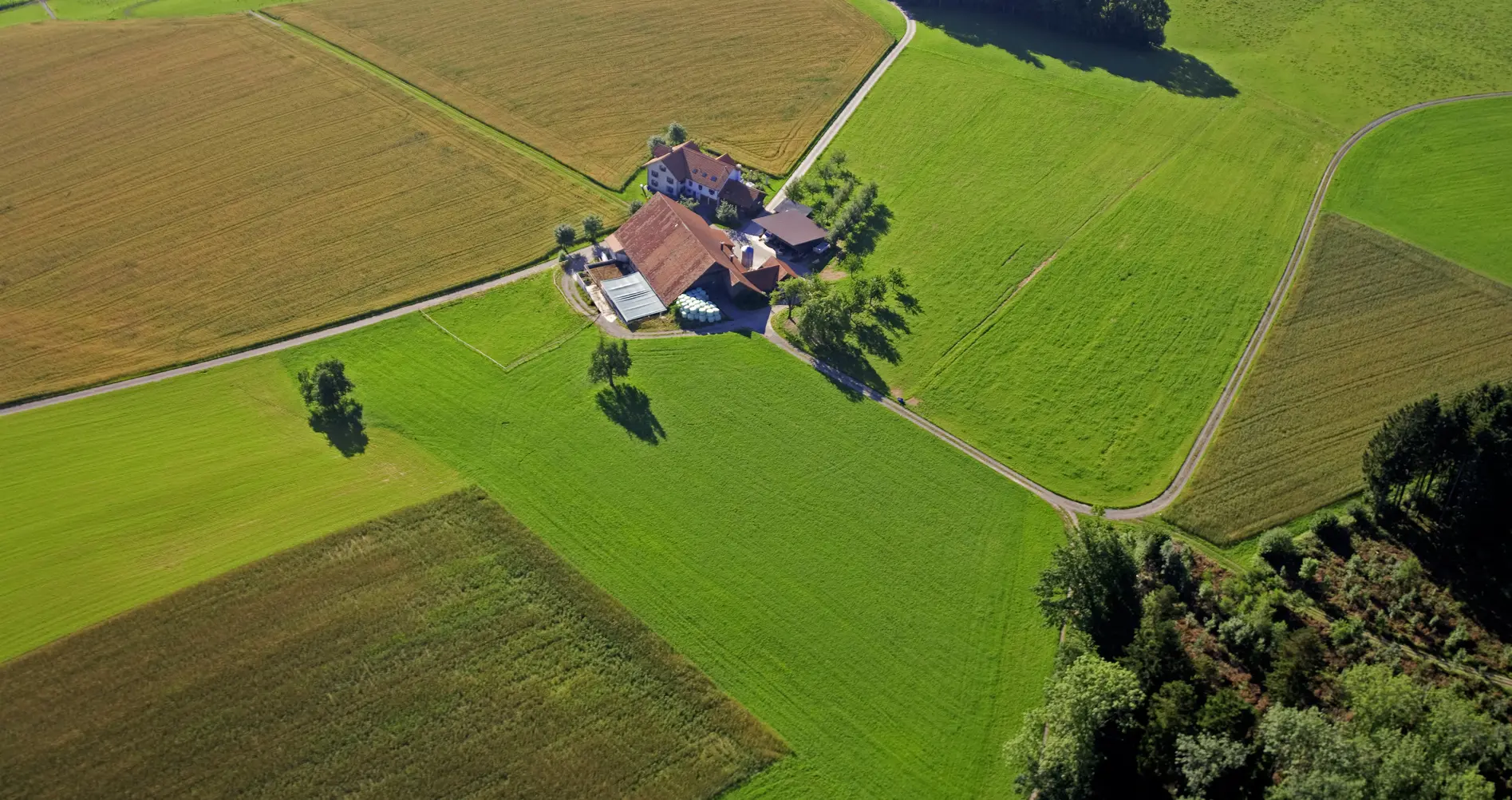 photographie aérienne d’une ferme