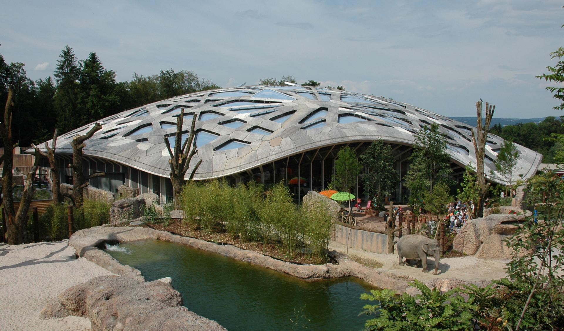 Cette image montre la maison des éléphants au zoo de Zurich.