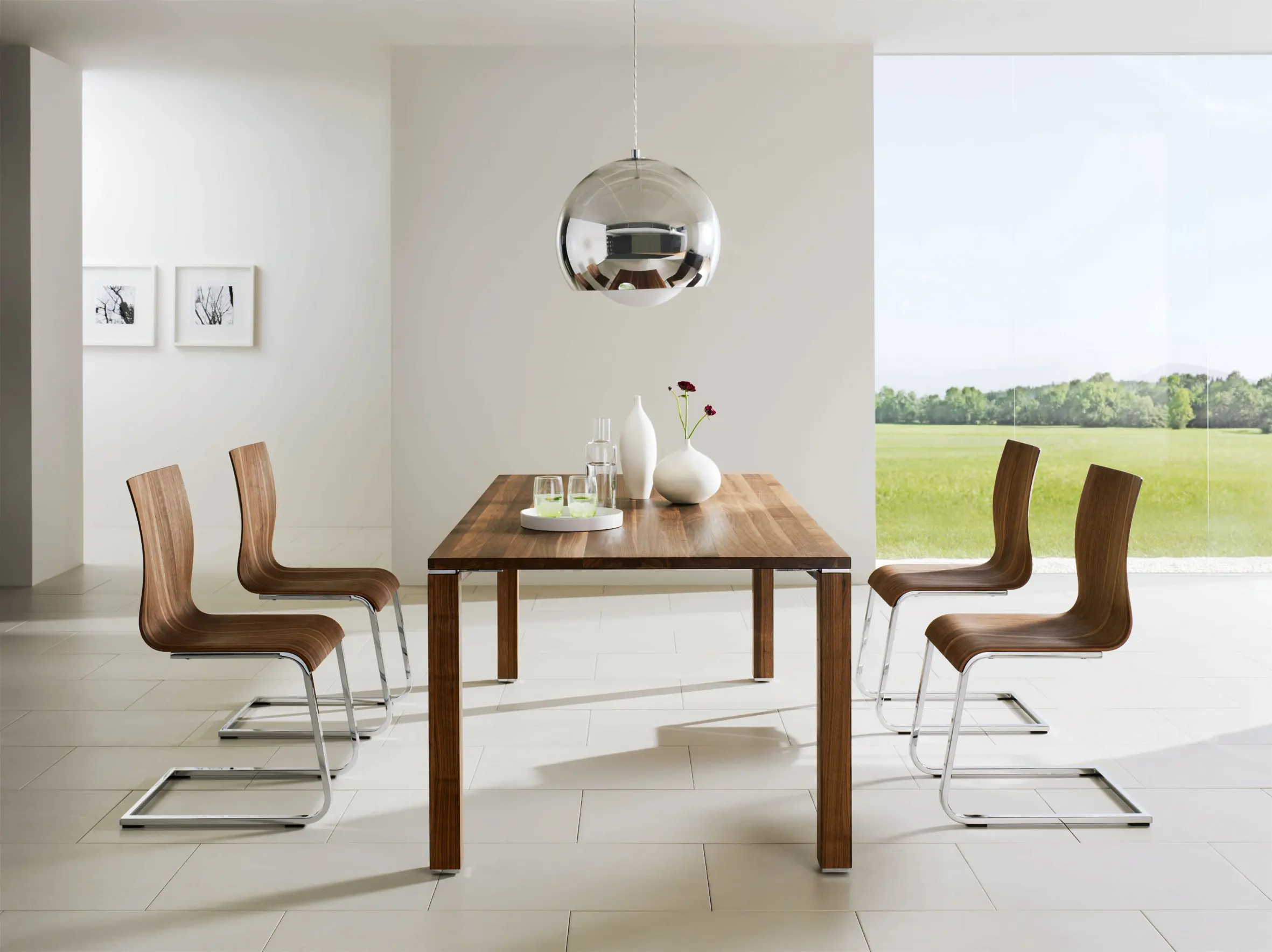 Cette image montre une table et quatre chaises en bois.
