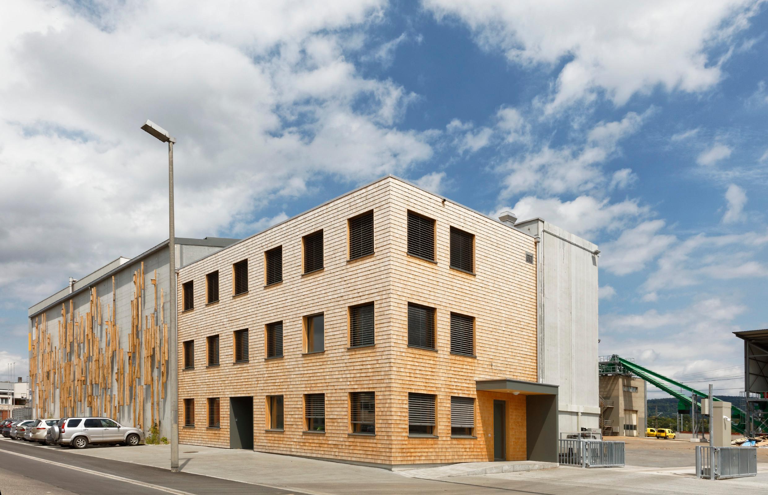 Das dreigeschossige Bürogebäude des Energieholz-Zentrums in Muttenz ist ein aufstockbarer Skelettbau und begnügt sich mit einer 