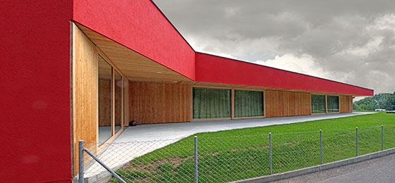 Der Kindergarten in Carona (Lugano) weist einen L-förmigen Grundriss auf und bietet 25 Kindern Platz. 