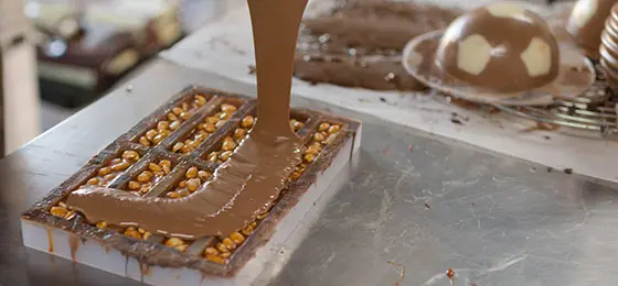 In einer Schweizer Confiserie werden Schokolade und Nüsse verarbeitet.
