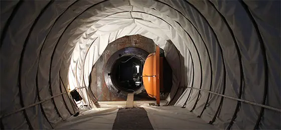 La photo montre l’intérieur d’un réservoir d’air comprimé.