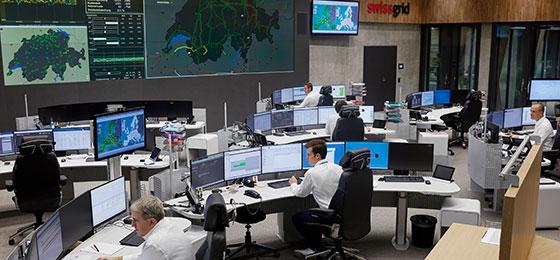 The image shows the grid control centre of Swissgrid in Aarau.