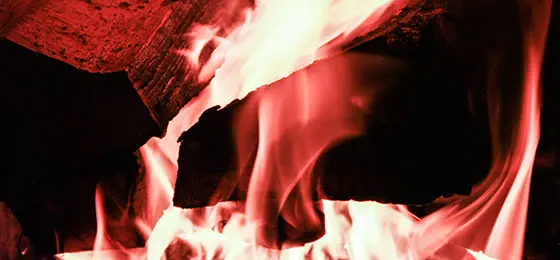 Das Bild zeigt ein Kaminfeuer.