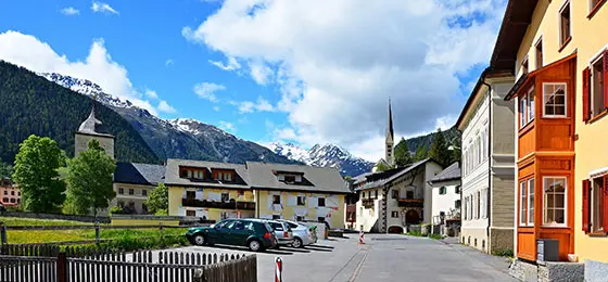 The picture shows the village of Zernez.