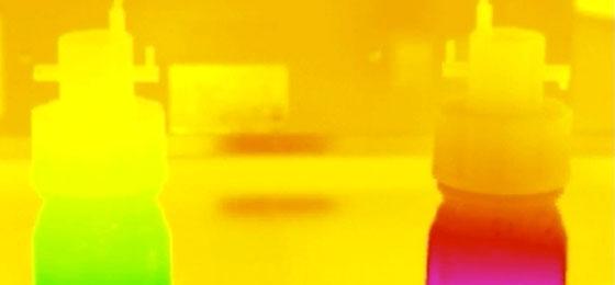 The image shows a demonstration with an infrared camera to show the temperature changes of a heat pump.