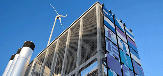 Das Bild zeigt farbig bedruckte Solarmodule.