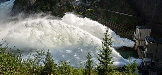 The image shows hydropeaking on the river Saane.