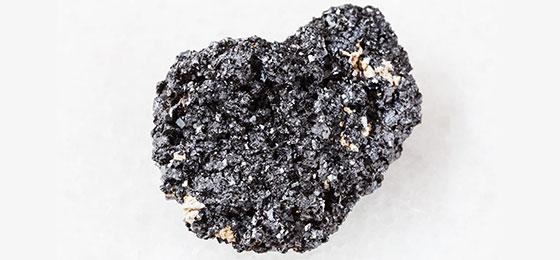 The image shows a crystalline perovskite stone.