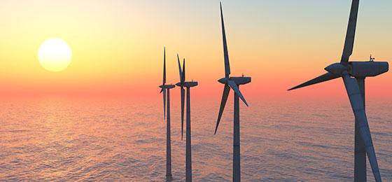 La photo montre plusieurs éoliennes en Mer du Nord.