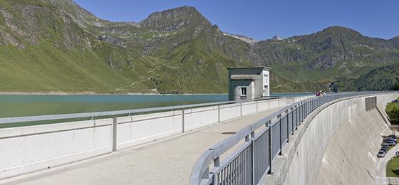 Das Bild zeigt die Staumauer des Ritomsees.